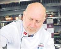 Büyükelçiden somonlu çiğ köfte