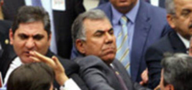 Meclis’te vekiller birbirine girdi