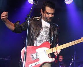 Kenan sahnede Beren sohbette