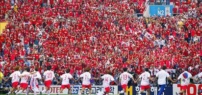2002 FIFA Dünya Kupası Güney Kore ve Japonya'da başladı.