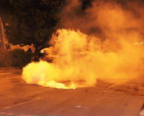 Polis aracına linç girişimi