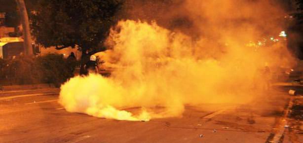Polis aracına linç girişimi