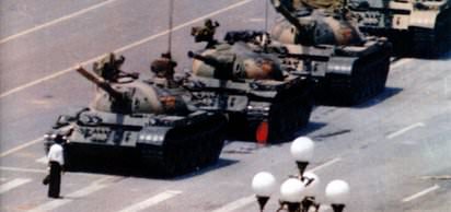Pekin'de Tiananmen Meydanı'ndaki büyük gösteriye asker müdahale etti: 2 bin civarında öğrenci öldü.