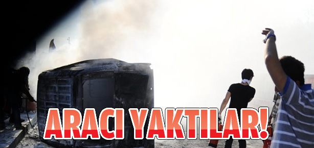 Göstericiler polis aracını yaktı