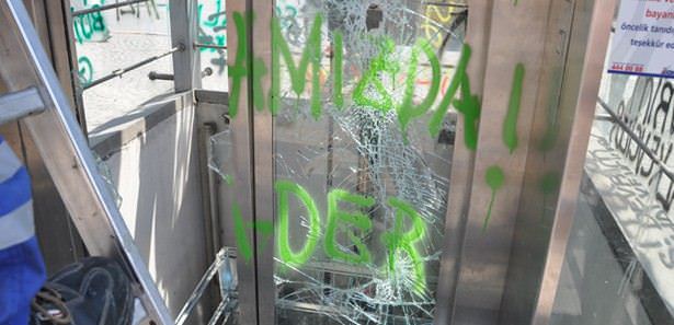 Engelli asansörünü tahrip ettiler!-1