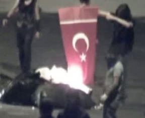 Türk bayrağını yaktılar