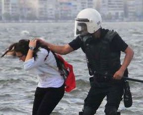Genç kızın saçını çeken polislere soruşturma