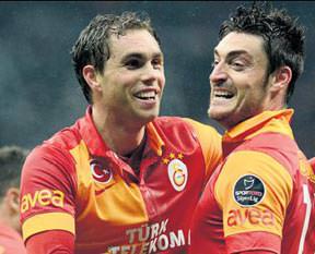 3 yabancı futbolcu topun ağzında