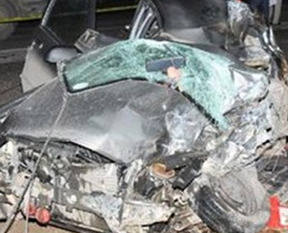 TIR otomobili biçti: 4 ölü