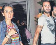 Liseli aşıklar gibi daima el ele