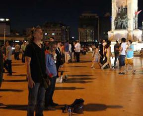 Duran adamlara kapkaç şoku!