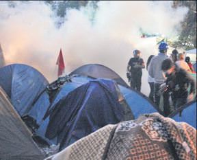 Çadırları zabıtalar yakmış
