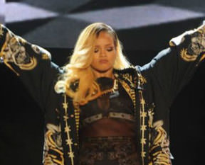 Rihanna hayranına mikrofonla saldırdı