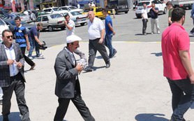 Duran Adam'a karşı Yürüyen Adam