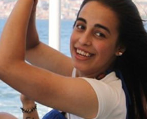 Duran Adam'a göbekli protesto!