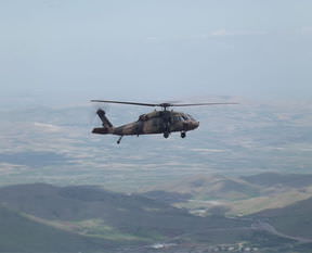 Askeri helikoptere ateş açıldı