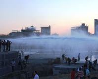 Polisten göstericilere müdahale!