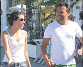 Sevgilisiyle bikini alışverişi