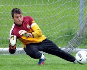 Muslera kafa karıştırıyor