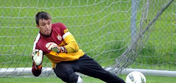 Muslera kafa karıştırıyor