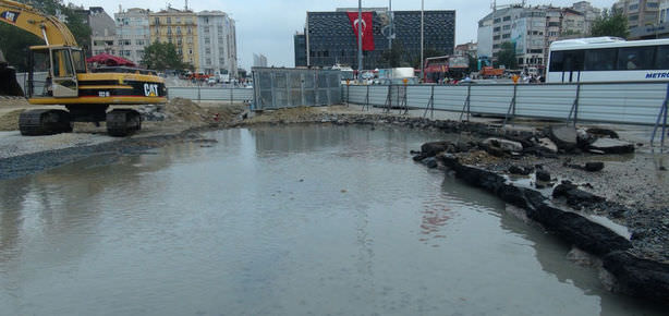 Taksim göle döndü