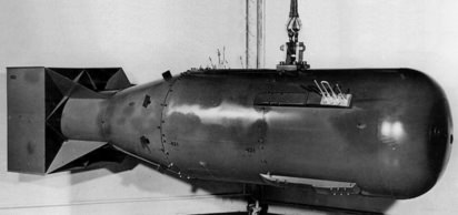 1945 -Manhattan Projesi gereğince Amerika Birleşik Devletleri yakınlarında ilk atom bombası denemesi yapıldı.