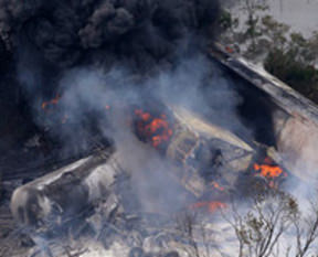 Petrol yüklü tren devrildi
