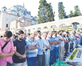 Camilerde ABD ve Avrupa'ya beddua