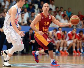 Carlos Arroyo, Cimbom'da kaldı!