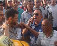 Eylemciler taksiciyi linç etmeye çalıştılar