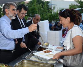 Bakan Yıldız iftar çadırında yemek dağıttı