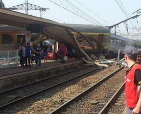Tren raydan çıktı: 7 ölü, 200 yaralı