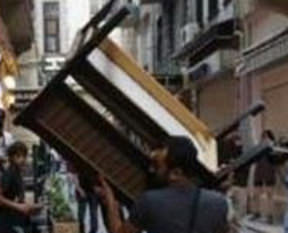 Taksim'de göstericiler esnafa saldırdı!