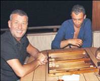Tavlada şov yaptı