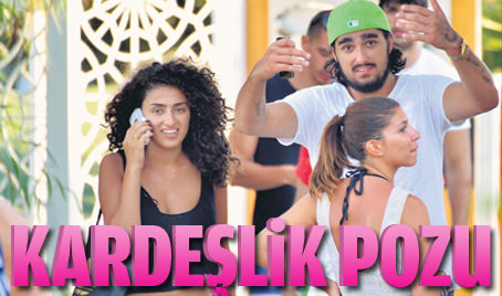 Kardeşlik pozu