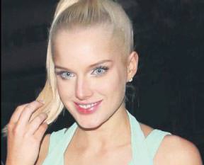 Aşk acısı çekiyor