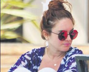 35 derecede havluyla oturdu