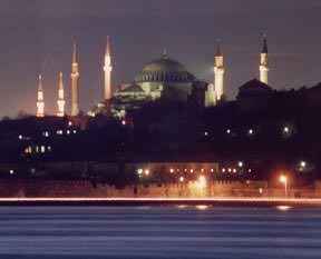 Güzellikleri cem eden, kötülükleri dışarıda bırakan, müminleri birleştiren mübarek mekânlar: Cami
