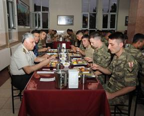 Askerlerle Özel iftar