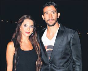 Topal çifti dostlarına iftar verdi!