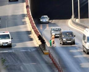 Çıplak kadın trafiği tıkadı