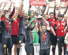 Aslan yine Arsenal toplattı