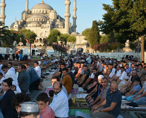 Bayram namazında camiler doldu taştı