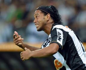 Ronaldinho umudu sürüyor
