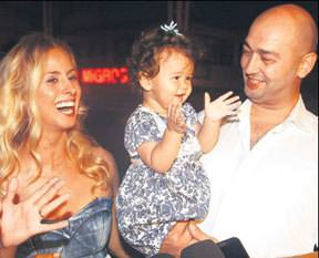 Annesini alkışladı