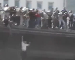 Katliamdan kaçmak için köprüden atladılar