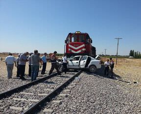 Yük treni otomobili biçti: 2 ölü