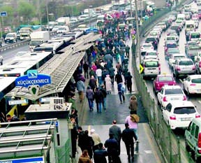 Metrobüs, yoluna çıkanı affetmedi!