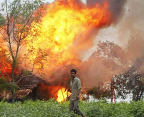 Müslümanların ev ve iş yerlerini ateşe verdiler