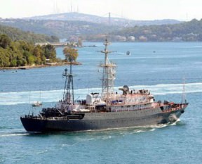 Savaş gemileri İstanbul Boğazı'nda